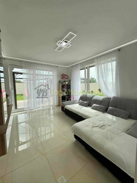 Ny�regyh�za - S�gv�ri kertv�ros - Ikerh�z - Elad�