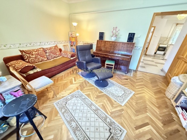 Ny�regyh�za - S�gv�ri kertv�ros - Lak�s - Elad�