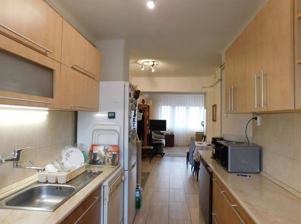 Ny�regyh�za belv�ros�ban,fel�j�tott, 2 szoba + nappalis lak�s elad�!