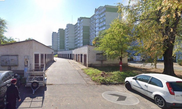 Ny�regyh�za belv�ros�ban gar�zs elad�