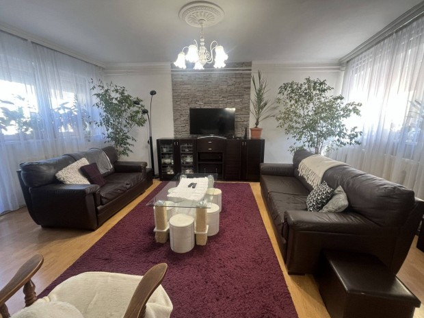 Ny�regyh�za belv�ros�ban j� �llapot� sorh�z gar�zzsal, pihen�kerttel