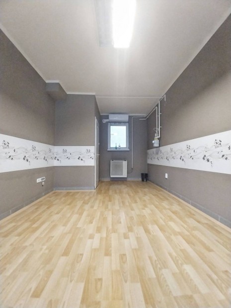 Ny�regyh�za belv�ros�nak sz�v�ben, utcafronti �zlethelyis�g elad�