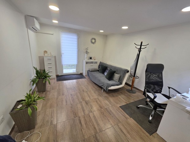 Ny�regyh�za belv�ros�nak sz�v�ben elad� �zlethelyis�g!