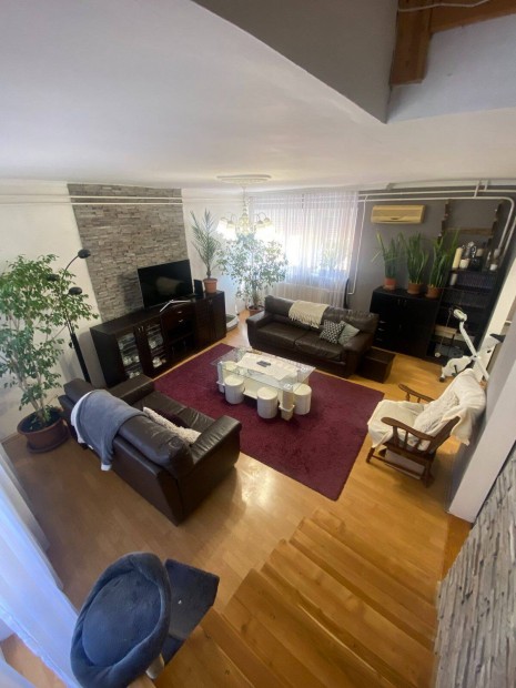 Ny�regyh�za k�zpontj�ban elad� t�gas sorh�z, k�l�n�ll� garzon lak�ssal