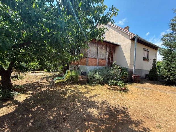 Ny�regyh�za z�rkerti r�szen 817 nm-es telekter�leten 45 nm 2 szoba nap