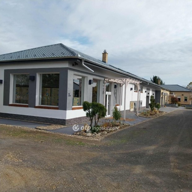 Ny�regyh�zai 171 nm-es lak�s elad�