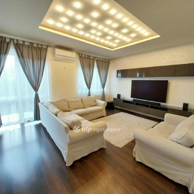 Ny�regyh�zai 75 nm-es lak�s kiad�