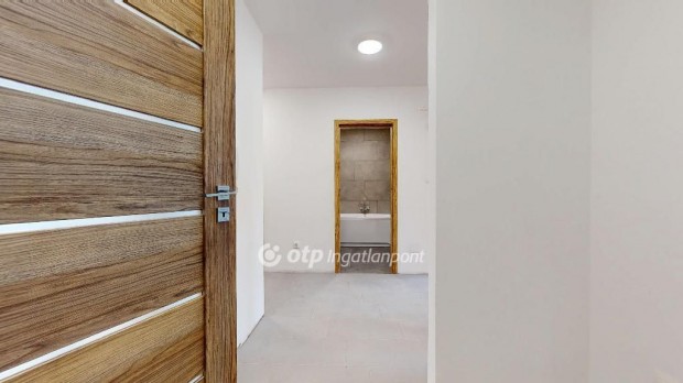 Ny�regyh�zai 81 nm-es lak�s elad�