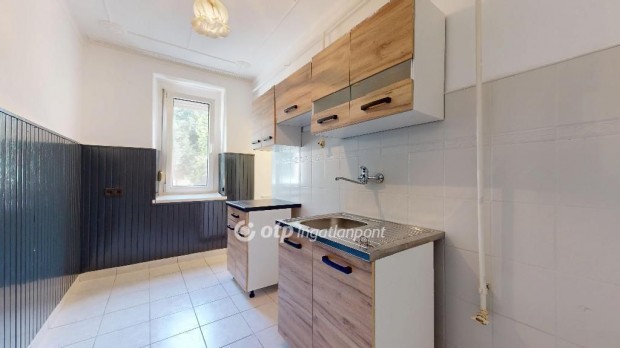 Ny�regyh�zai elad� 37 nm-es lak�s