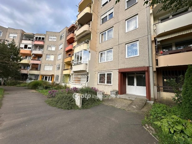 Ny�regyh�zai elad� 51 nm-es lak�s