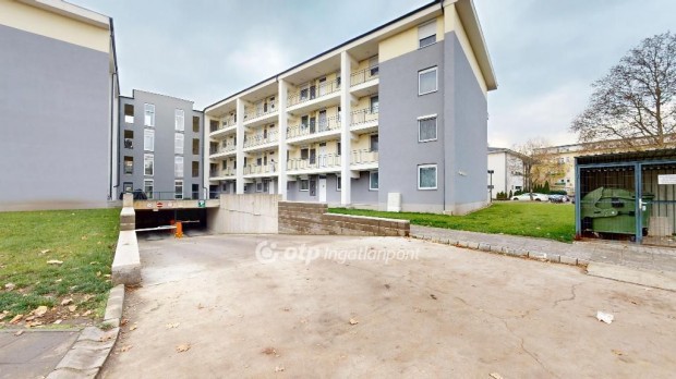 Ny�regyh�zai elad� 70 nm-es lak�s