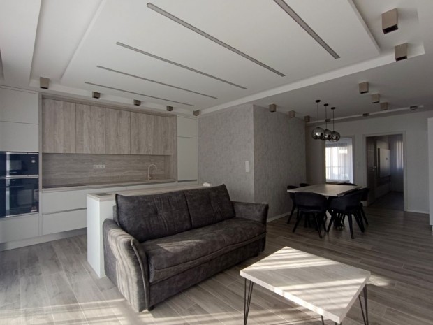 Ny�regyh�zai kiad� 67 nm-es lak�s