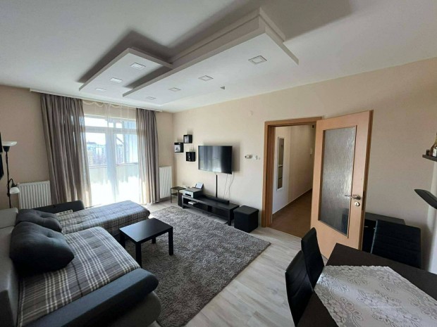 Ny�regyh�z�n, K�rh�z K�zel�ben, Fel�j�tott, 2 Szob�s, Erk�lyes Lak�s