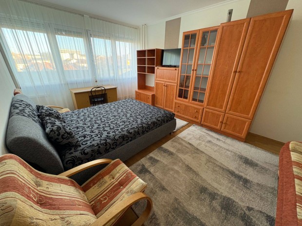 Ny�regyh�z�n a B�za t�ren b�torozott, g�pes�tett lak�s kiad�!