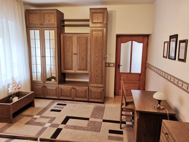 Ny�regyh�z�n b�torozott, lak�s kiad�