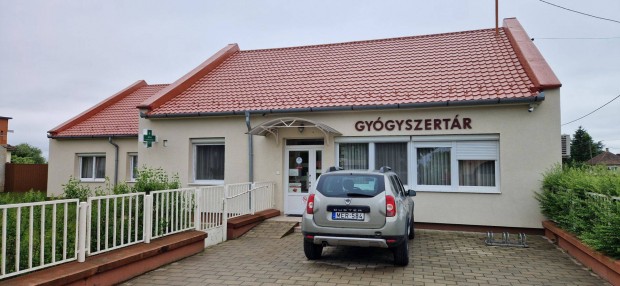 Ny�rk�ta k�zpontj�ban fel�j�tott Gy�gyszert�r �s Lak�ingatlan Elad�