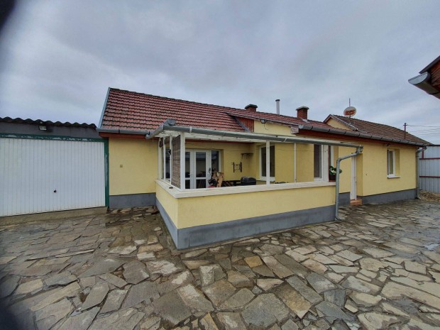 Ny�rl�v�n fel�j�tott csal�di h�z elad� !