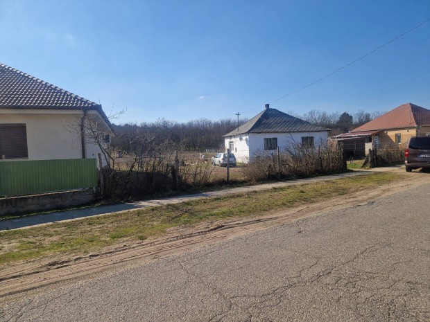 Nyirm�rtonfalv�n elad� h�z 4200 nm telekkel!