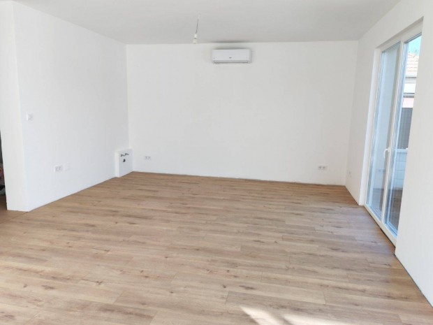 Ny�rsz�l� csendes utc�j�ban �j �p�t�s� ikerh�z elad�