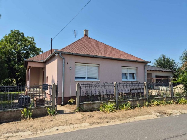 Ny�rsz�l�s kedvelt utc�j�ban �n�ll� szigetelt csal�di h�z elad�