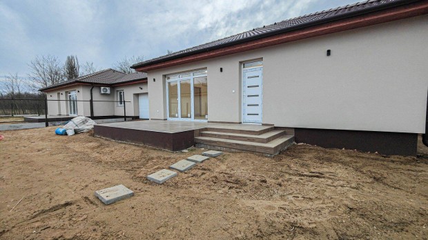 Ny�rsz�l�s �j ikerh�z elad�