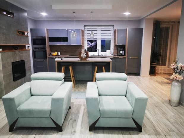 Ny�rsz�l�sben sz�p csal�di h�z elad�!