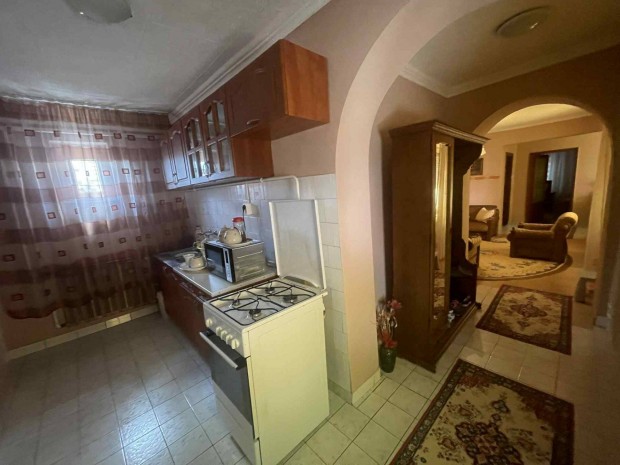 Ny�rtura k�zpontj�ban csal�di h�z elad�!