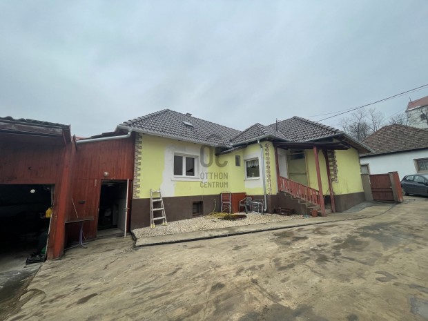 Nyugalom �s term�szetk�zeli �let a M�tr�ban  fel�j�tott csal�di h�z E