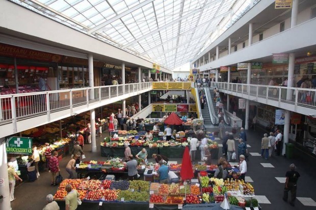 Nyugdíjas kisegítő Fény Utcai Piacon