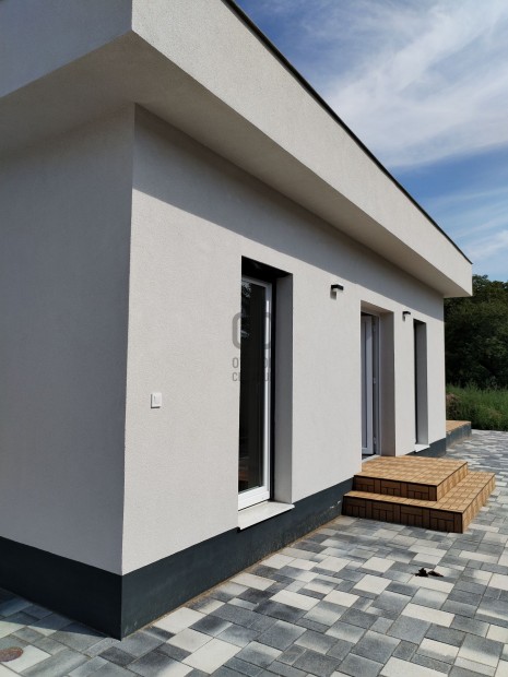 Nyugodt k�rny�k, modern k�nyelem, biztos j�v�