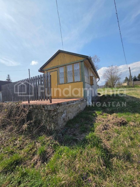 Nyugodt telek, nyaral� v�rosi panor�m�val