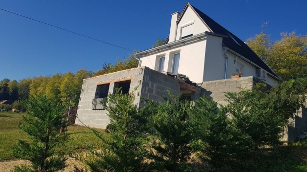 Nyúlon,gyönyörű panorámával,családi ház eladó