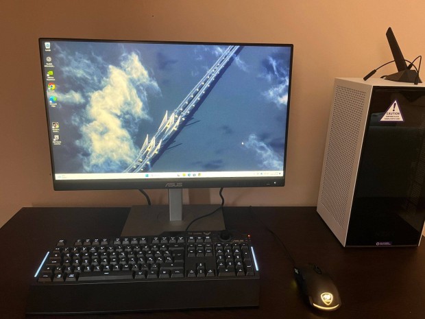 Nzxt Mini gamer PC / Asus Gamer monitor/ Asus Gamer billentyű+egér