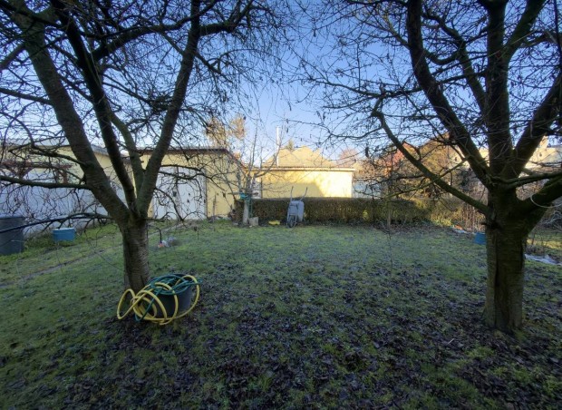 OTTHONOS HANGULAT �S RENDEZETT KERT  ELAD� CSAL�DI H�Z DOROG CSENDES