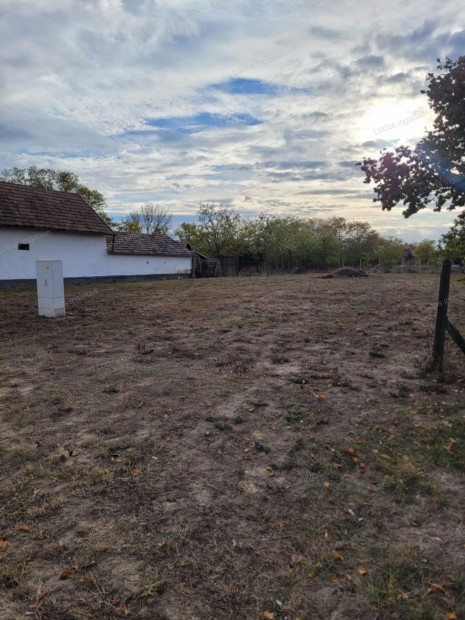 �ball�n rendezett telek elad�