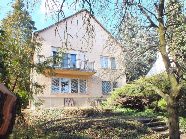 �bud�n, hegyen k�tszob�s lak�s nagy, saj�t kerttel 98,5 M Ft-�rt elad�