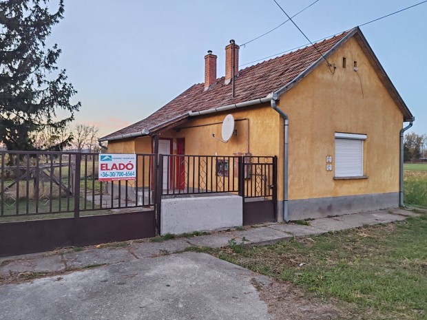 �cs�nyben 1 szob�s h�z nagy ter�lettel elad�!