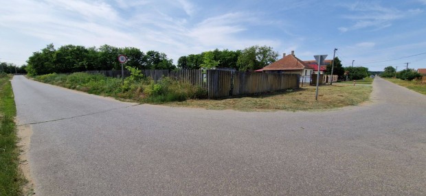 Ófehértón 2720 m2-es építési telek eladó
