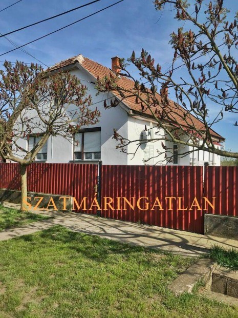 �k�rit�f�lp�s�n a Holt Szamosra ny�l� telken csal�di h�z elad�!!