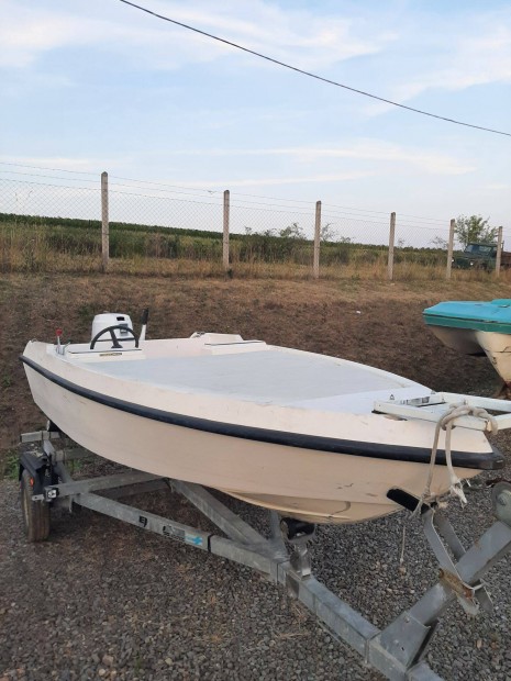 Olasz open kishajó motorral