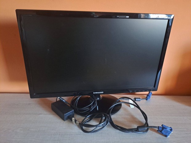 Olcsó! LED monitor Samsung 21,5" tartozékokkal