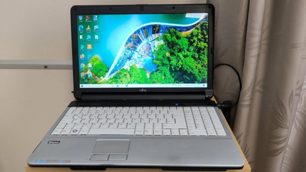 Olcsó i3-as Fujitsu Lifebook AH530 15.6"-os laptop SSD-vel