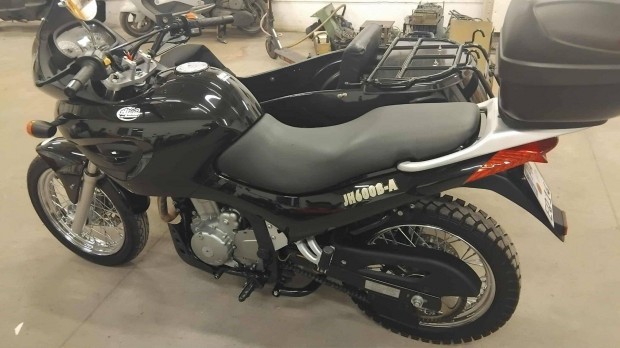 Oldalkocsis motor h�tramenettel �s korm�nyzott oldalkocsi ker�kkel