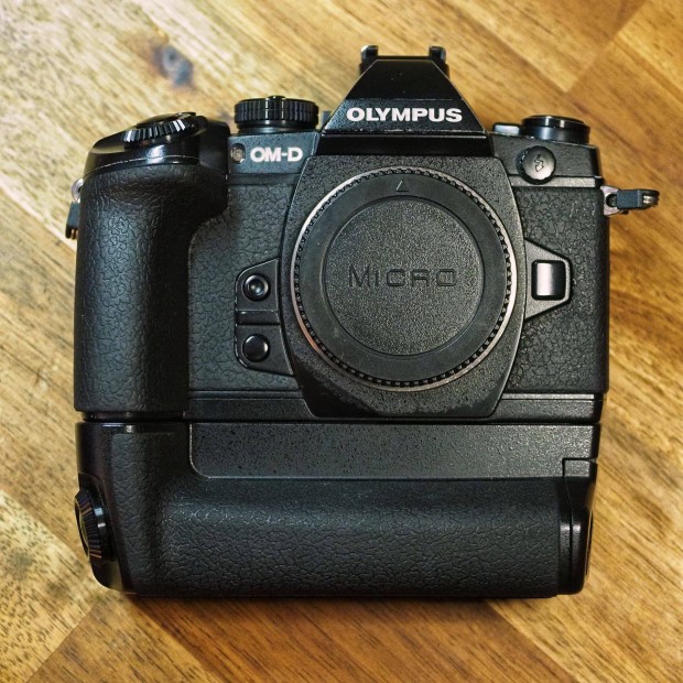 Olympus OMD EM 1 Mark I + HLD 9 Markolat