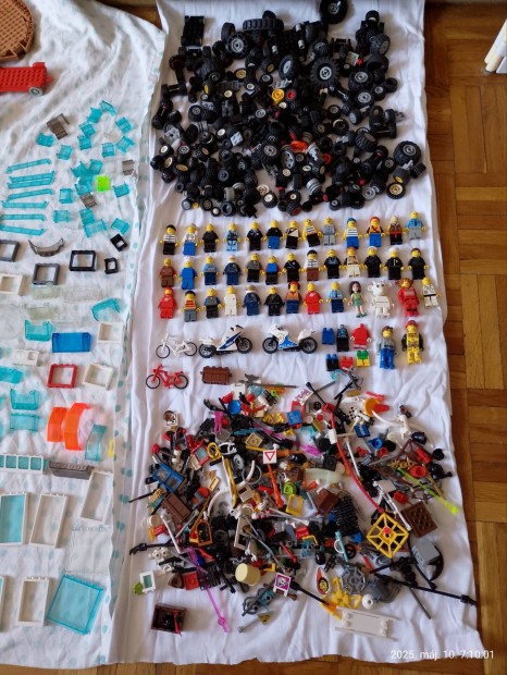 Ömlesztett LEGO figurákkal
