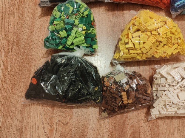 Ömlesztett Lego színre válogatva