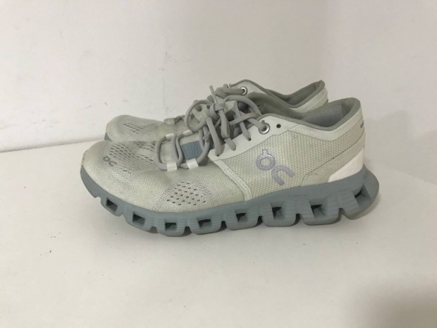 On cloud női sport cipő eur37 méret