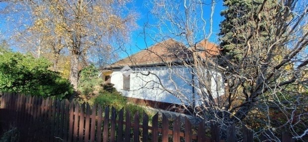 �n�ll� csal�di h�z hangulatos kerttel