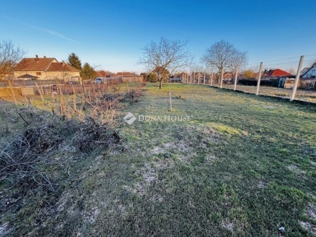 �n�ll� csal�di h�z nagy telekkel