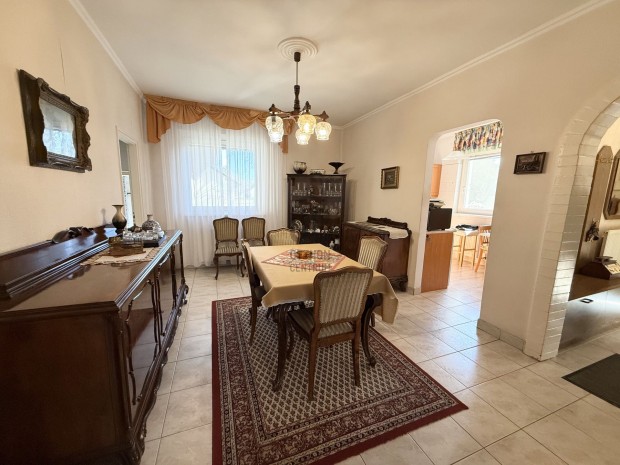 �n�ll� csal�di h�z nagy telekkel elad�!